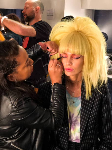 NEW YORK, NEW YORK - SEPTEMBER 06: A model getting ready backstage for the Jeremy Scott runway show during NYFW at Spring Studios on September 06, 2019 in NYC - Foto, Imagen