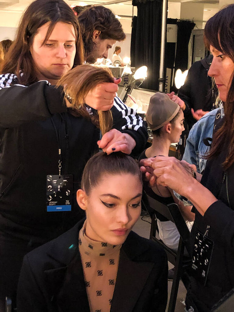 NEW YORK, NEW YORK - SEPTEMBER 06: Grace Elizabeth  getting ready backstage for the Jeremy Scott runway show during NYFW at Spring Studios on September 06, 2019 in NYC - Fotografie, Obrázek