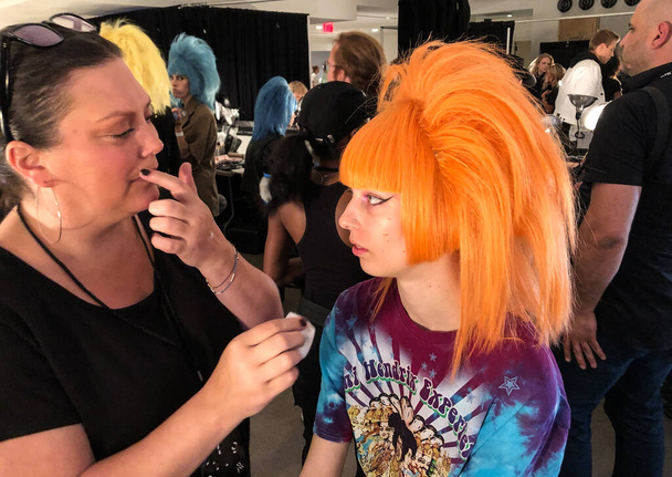 NEW YORK, NEW YORK - SEPTEMBER 06: A model getting ready backstage for the Jeremy Scott runway show during NYFW at Spring Studios on September 06, 2019 in NYC - Foto, afbeelding