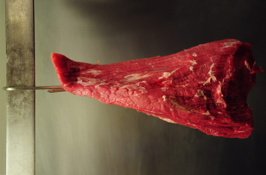 Carne colgada en los carniceros
 - Foto, imagen