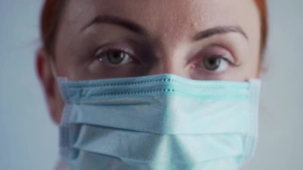 Portrait of a nurse in a facial mask. - Materiał filmowy, wideo