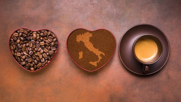 filiżankę kawy espresso, palone ziarna kawy i mapę Włoch. - Zdjęcie, obraz