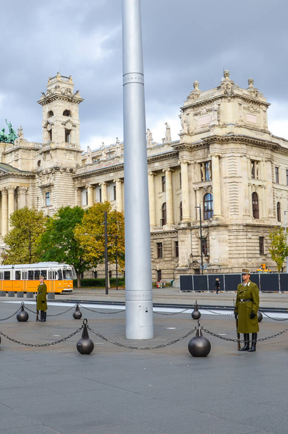 Будапешт, Венгрия - 6 ноября 2019 года: Площадь Кошута с Военной гвардией Почёта. Желтый трамвай и здание Музея этнографии на заднем плане. Исторический центр венгерской столицы
. - Фото, изображение