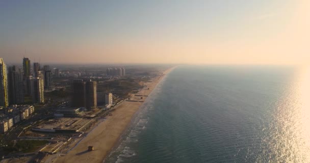 Bella vista aerea a spiagge vuote in tempo di quarantena Of Bat Yam Beach And Hotels During Sunset Or Sunrise, Una città costiera vicino a Tel Aviv - Jaffa, Israele
 - Filmati, video