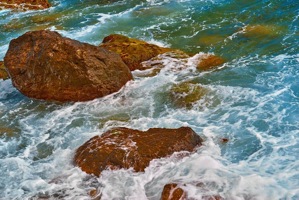 surf de mer et grandes pierres en mousse blanche gros plan
 - Photo, image