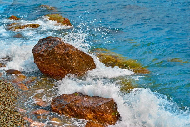 mořský příboj a velké kameny v bílé pěně detailní up - Fotografie, Obrázek