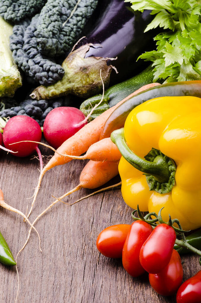 gezond en vegetarisch dieet met soorten verse groenten op rustieke houten tafel - Foto, afbeelding
