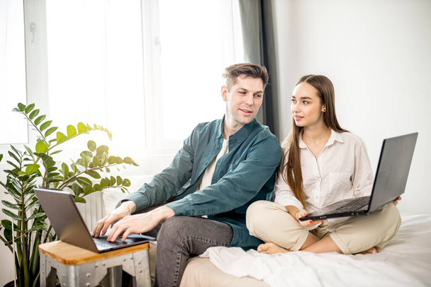 young married couple use their presonal laptop - Valokuva, kuva