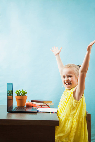 Счастливый дошкольник в восторге от уроков дома на карантине
 - Фото, изображение