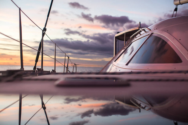 Segelschiff Luxus-Yachtboot im Meer bei herrlichem Sonnenuntergang. - Foto, Bild