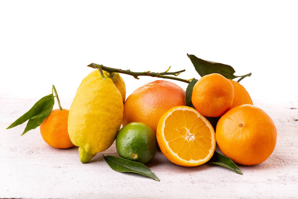 新鮮な柑橘類と果物の組成。白地 - 写真・画像