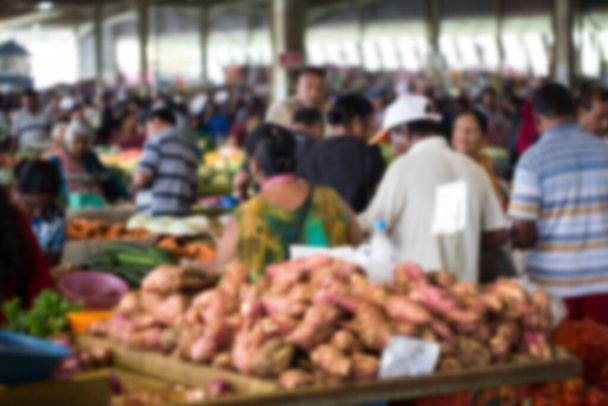 Gemüseauswahl vom Bauernmarkt auf Mauritius. Der indische Nationalmarkt. verschwommen. - Foto, Bild