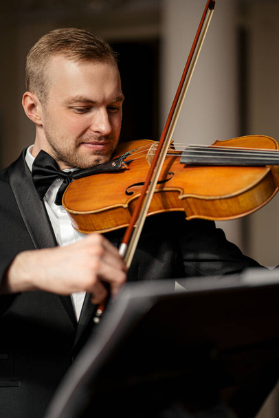 young caucasian guy play violin - Zdjęcie, obraz