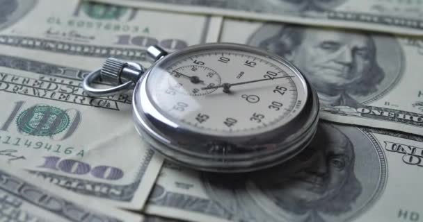 A stopper a dollárokon nyugszik. Az idő pénz koncepció.. - Felvétel, videó