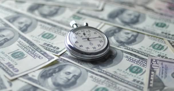Il cronometro giace sui dollari. Il tempo è concetto di denaro
. - Filmati, video