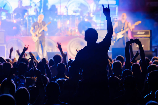 I fan del concerto di musica rock live applaudono - Foto, immagini