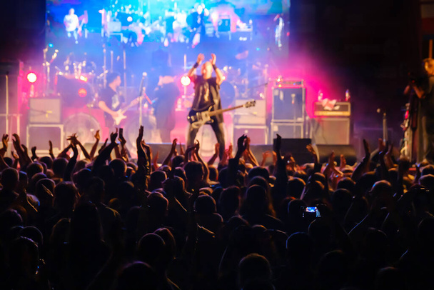 Les fans au concert de musique rock live applaudissent - Photo, image