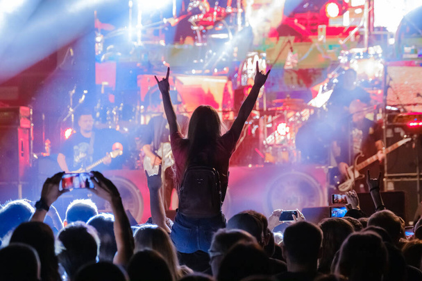 Fans bei Live-Rockmusik-Konzert jubeln - Foto, Bild