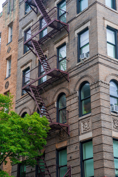 New York, USA - 30 maggio 2019: Angolo di Bedford Street con Grove Street nel Greenwich Village, presente nella sitcom Friends the famous American Television
 - Foto, immagini