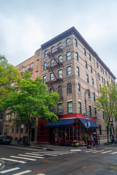 New York City, USA - May 30, 2019: Corner of Bedford Street with Grove Street in Greenwich Village, featured in Friends the famous American Television sitcom - Fotoğraf, Görsel