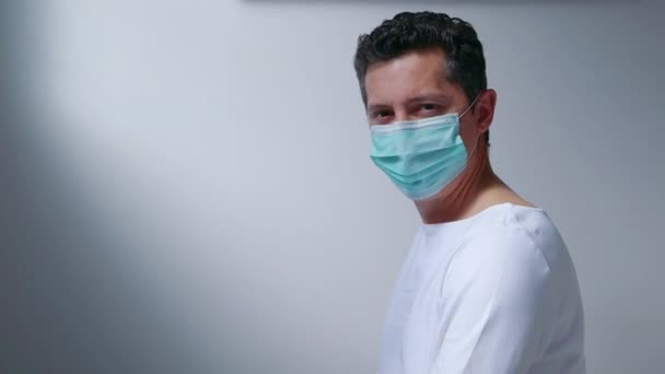 Járvány, portré egy férfiról, aki védelmezőt visel. Fogalom egészség és biztonság, N1H1 koronavírus karantén, vírusmegelőzés - Felvétel, videó
