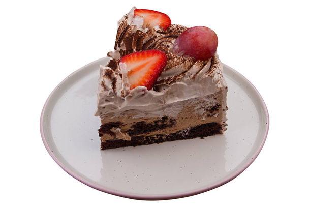 νόστιμο κέικ ορεκτικό με φράουλες κρέμα και σοκολάτα σε λευκό φόντο - Φωτογραφία, εικόνα