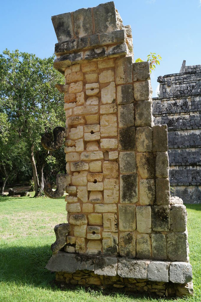 Ruïnes in Mexico. Chichen Itza is het politieke en culturele centrum van de Maya 's in het noorden van het schiereiland Yucatan in Mexico, de heilige stad van het volk van Itza. Chichen Itza, Yucatan, Mexico - Foto, afbeelding