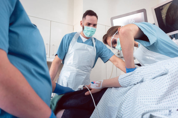 Proctologista em cirurgia de hospital realizando colonoscopia
 - Foto, Imagem