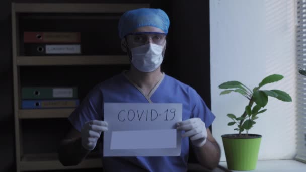 Doctor showing sign COVID 19 STOPPED - Séquence, vidéo