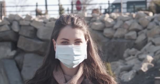 Retrato de una joven estudiante con máscara protectora en la calle. - Metraje, vídeo