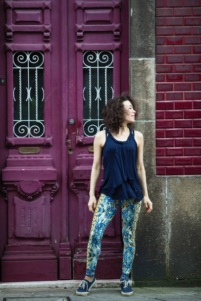 Porto, Portekiz sokaklarında çok kültürlü genç bir kadın..  - Fotoğraf, Görsel