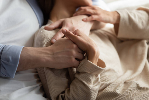 Close up männliche Hände umarmen Frau, zu Hause entspannen. - Foto, Bild