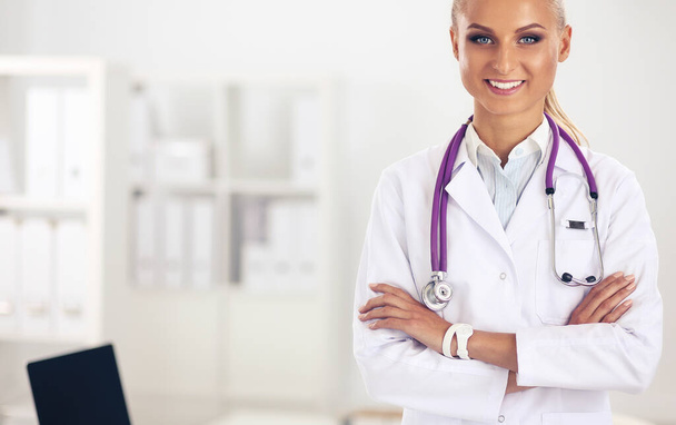 Портрет молодої жінки-лікаря з білим пальто, що стоїть в лікарні
 - Фото, зображення