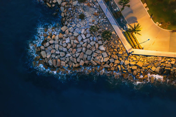 Limasol. Kıbrıs. Gece vakti yapay taş yığınıyla Limasol setinin havadan görünüşü - Fotoğraf, Görsel