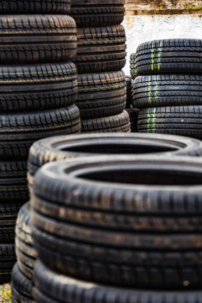 Hromada černých gumových pneumatik s pásem v řadě - Fotografie, Obrázek