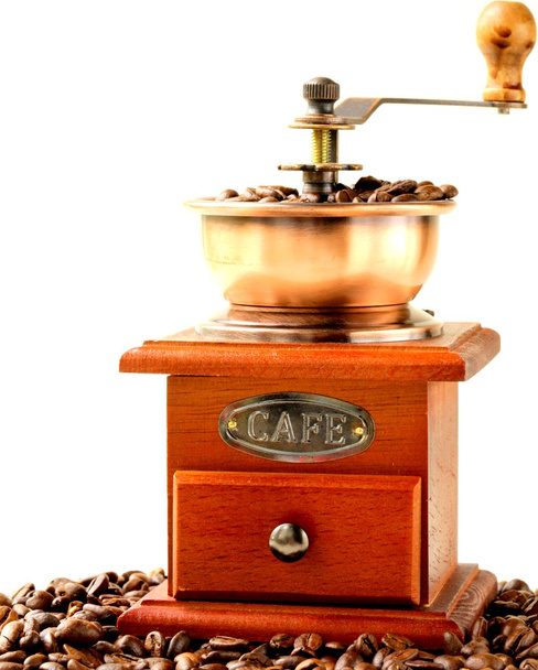 Macinino da caffè in legno vintage pieno di chicchi di caffè tostati
 - Foto, immagini