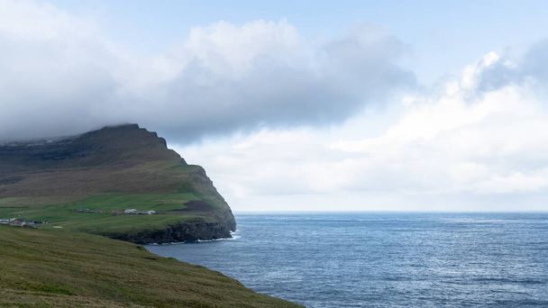 Paisaje dramático en las Islas Feroe. La naturaleza de las Islas Feroe en el Atlántico norte - Foto, imagen