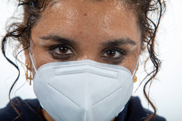 Zakażona kobieta z wysoką gorączką i maską twarzy - Zdjęcie, obraz