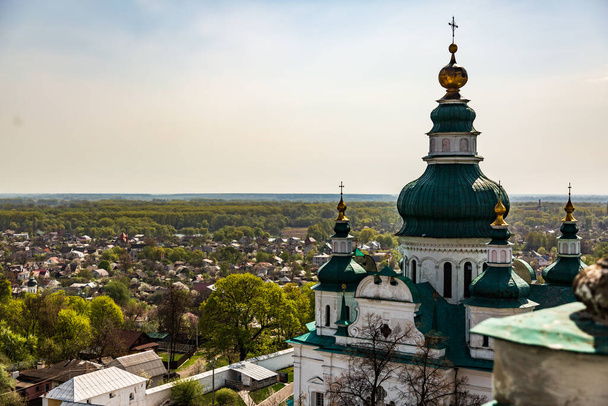 Veduta paesaggistica di Chernihiv in una giornata di sole primaverile da un'altezza contro il cielo blu
 - Foto, immagini