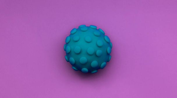 koronavirus nebo covid _ 19 modrá na purpurovém pozadí ruční výroba s barevným pozadím, pro použití v jakémkoliv typu obrazu. - Fotografie, Obrázek