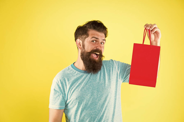 best offer. Man with gift package. Buy product. little pleasantness. bearded man go shopping. mall for men. mature male beard with fashion purchase. happy hipster hold paperbag. copy space - Foto, imagen