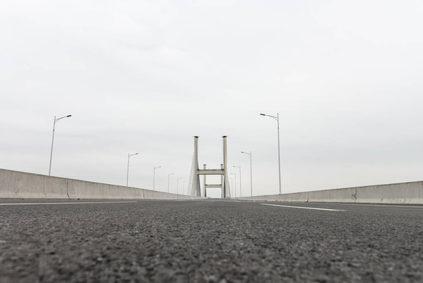alacsony szögű, üres híd autópályához - Fotó, kép