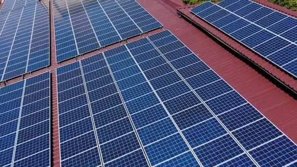 Çatıya güneş panelleri yerleştirildi. Düz çatıya monte edilmiş güneş panelleri için hava aracı görüntüsü - Video, Çekim