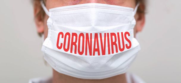 Korunaklı yüz maskesi takan kişinin Coronavirus teması - Fotoğraf, Görsel