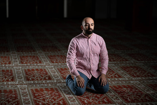 Портрет молодого мусульманина, совершающего традиционную молитву к Аллаху
 - Фото, изображение