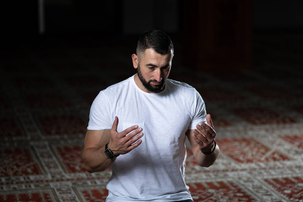 Portrait of a Adult Muslim Man is Praying in the Mosque - Zdjęcie, obraz