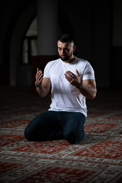 Portrait of a Young Muslim Man Making Traditional Prayer to God Allah - Foto, Imagem
