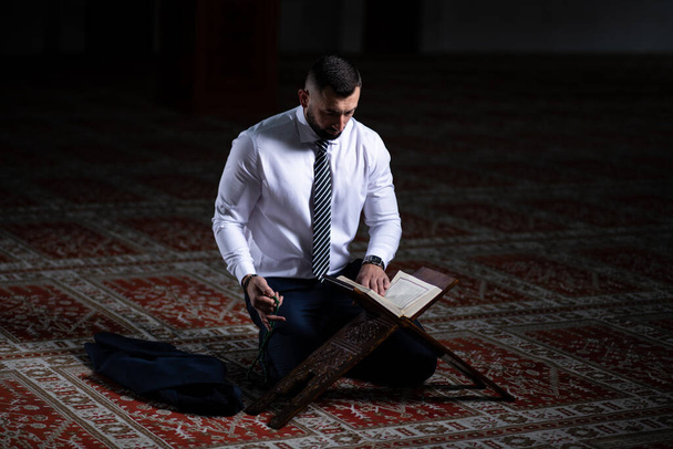 Homme attrayant faisant prière traditionnelle à Dieu Allah dans la mosquée - Photo, image