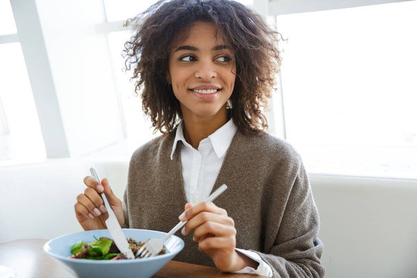 Muotokuva nuori kaunis afrikkalainen amerikkalainen nainen syö salaattia lounaalla kahvilassa
 - Valokuva, kuva