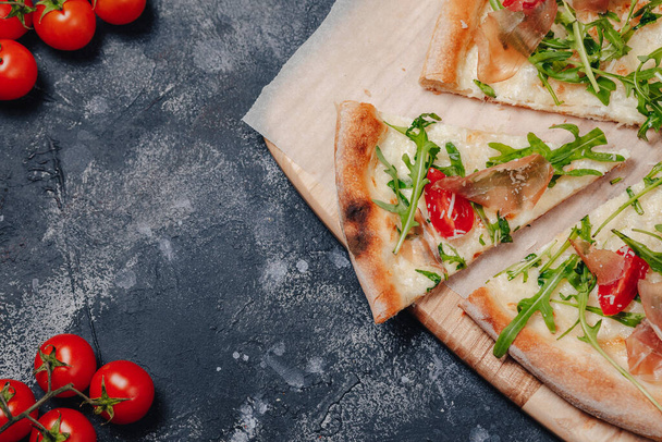вкусная неаполитанская пицца на доске с помидорами черри, бесплатное место для текста
 - Фото, изображение
